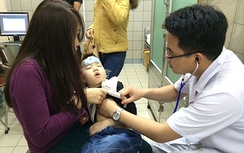 Thời tiết dị thường, trẻ em đua nhau nhập viện