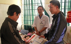 Gặp lại bé gái cùng lúc mất ba người thân