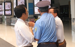 Tự xưng tài xế Uber, hăm dọa khách tại sân bay