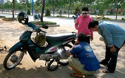 TP HCM: “Đinh tặc” lộng hành, người vá xe tình nguyện “thoi thóp”