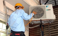 Nắng nóng, thợ sửa chữa điều hòa làm đến nửa đêm