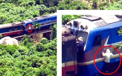 Dai dẳng hàng rong đu bám theo tàu hỏa