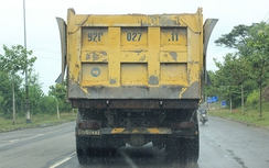 Phớt lờ phản ánh, đoàn xe chở cát quá tải vẫn tung hoành