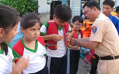 150 cặp, áo phao đến tay học sinh tiểu học Phong Điền