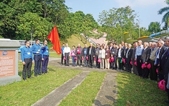 Cảm động chào cờ ở Sân bay Lũng Cò