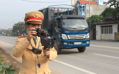 CSGT Hải Dương xử lý vi phạm tốc độ kết hợp với tuyên truyền