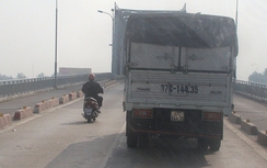 Bất ổn xe máy, ô tô chung làn cầu Bến Thủy 1