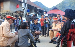 Nghe tuyên truyền ATGT ở phiên chợ vùng cao