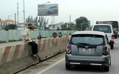 Tài xế ở TP HCM “sợ”... người đi bộ