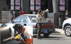 Các anh là ai mà xử phạt tôi?