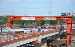 Thợ cầu đường về Tết bằng máy bay, xe chất lượng cao