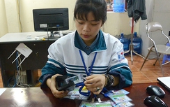 Bấm lỗ thẻ học sinh vi phạm ATGT