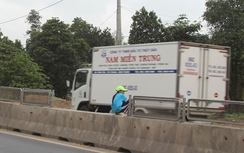 Dân phá lưới chống lóa, trèo dải phân cách trên QL1 qua TT-Huế