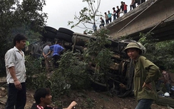 Một tuần, 3 xe container lao xuống vực cầu Hà Tràng