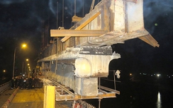 Nghẹt thở tháo dầm nặng chục tấn ra khỏi cầu An Thái