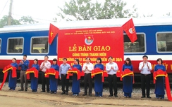 Bàn giao toa xe khách chất lượng cao chạy tàu dịp 30/4