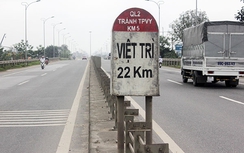 Hàng trăm tấm lá chắn sáng trên QL2 bị vặt trụi