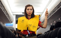 Tự ý xé áo phao dù tiếp viên vừa ngắt lời khuyến cáo