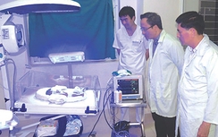 Mổ cứu thai nhi trong bụng mẹ tai nạn: Bé trai nặng 2,1 kg