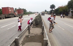 Giỡn mặt tử thần, ngang nhiên leo dải phân cách QL5