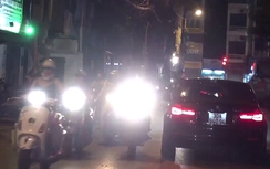 Hồn nhiên rọi đèn pha trong phố
