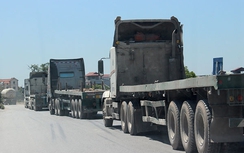 Né trạm thu phí, xe siêu trường cày nát đường đang thi công