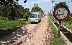 Xe phớt lờ biển cấm, đường trục xã xuống cấp