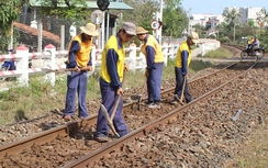 Vất vả nghề duy tu, sửa chữa đường sắt