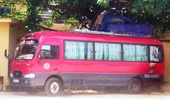 Bất an xe khách chạy miền núi chở ngập hàng