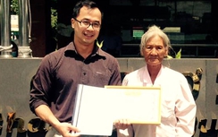 Khen thưởng bà lão trả lại tài sản cho khách quên trên xe buýt