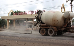 Bất an vì xe bồn chở bê tông rơi vãi mất ATGT