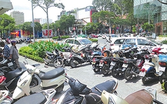TP.HCM: Đua nhau chiếm vỉa hè làm bãi giữ xe