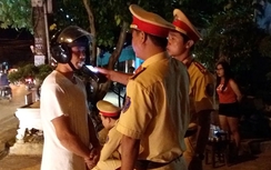 Bi hài bợm nhậu đối phó kiểm tra nồng độ cồn