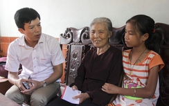 Báo Giao thông trao quà của bạn đọc cho gia đình nạn nhân TNGT