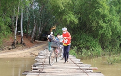Thấp thỏm qua cầu tạm vượt sông Côn