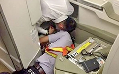 Toát mồ hôi tìm iPhone cho khách VIP trên máy bay Vietnam Airlines