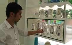 Hoang mang nước phích xuất hiện cặn lấp lánh