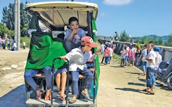 Ô tô điện nghênh ngang trên đường quê