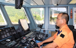 Vượt sóng dữ cứu ngư dân giữa Hoàng Sa