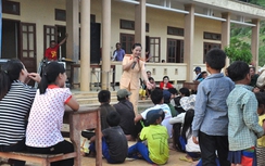 Vượt núi tuyên truyền ATGT cho đồng bào