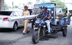 Xe ba gác cồng kềnh đại náo ngoại ô TP.HCM