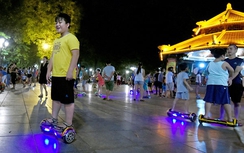 Nguy hiểm đi xe điện cân bằng quanh Hồ Gươm