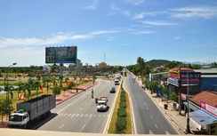 Nút giao nguy hiểm trước cầu vượt Thủy Dương