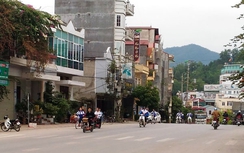 Học sinh đầu trần cưỡi xe điện phóng nhanh, vượt ẩu