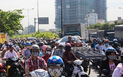 TP.HCM: Kẹt xe vì xây cao ốc tràn lan nội đô