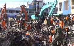 Chạy đua cứu hộ sau động đất ở Indonesia