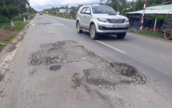 Đường dẫn lên cầu Cổ Chiên xuất hiện nhiều ổ gà