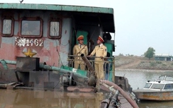 Bắt 3 tàu khai thác cát trái phép trên sông Đuống