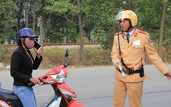 Phạt nghiêm hành vi nghe điện thoại lái xe, tài xế sợ