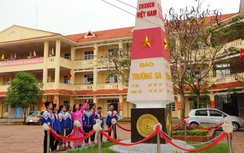 Xây cột mốc Trường Sa giữa sân trường